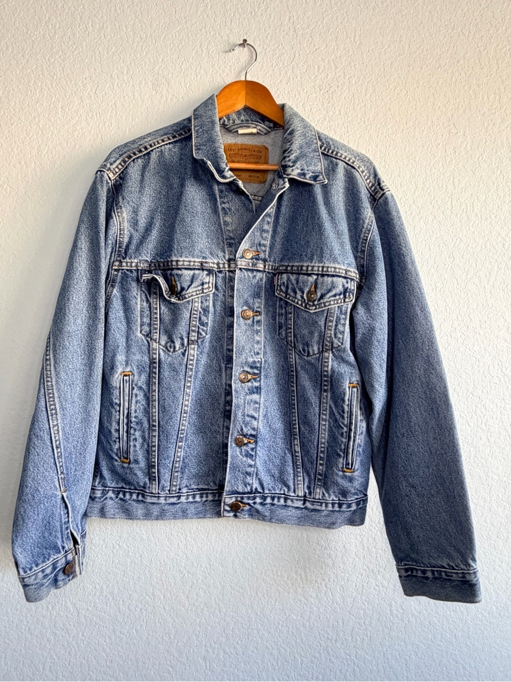 Levi's Blue Denim Trucker Jacket - 70507-0389, size Medium Men's